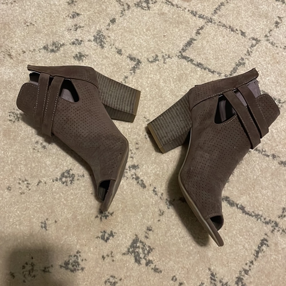 White Mountain Booties - Picture 2 of 8